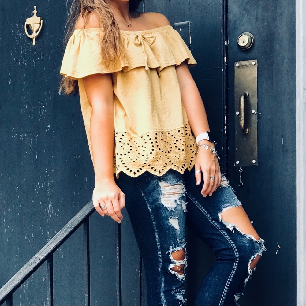 Mustard yellow over-shoulder and lace blouse! Size small in good-Used condition